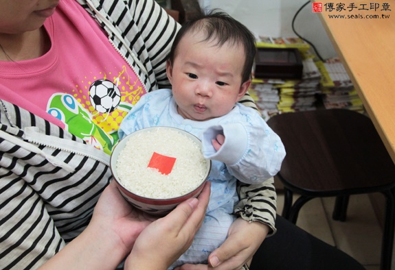 簡寶寶(新北永和區嬰兒寶寶滿月剃頭理髮、免費嬰兒剃胎毛儀式吉祥話)。中國風會場，爸媽寶貝免費穿「日中韓」古裝禮服。專業拍照、DVD光碟、證書。★購買「臍帶章、肚臍章、胎毛筆刷印章」贈送：剃頭、收涎、抓周，三選一。 2015.11.18 照片6